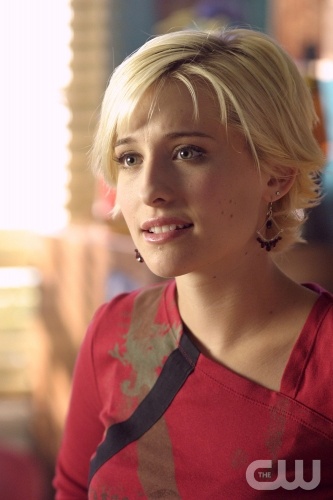 TheCW Staffel1-7Pics_223.jpg - SMALLVILLE"Perry" (Episode #305)Image #SM305-3542Pictured: Allison Mack as Chloe SullivanPhoto Credit: © The WB/David Gray
